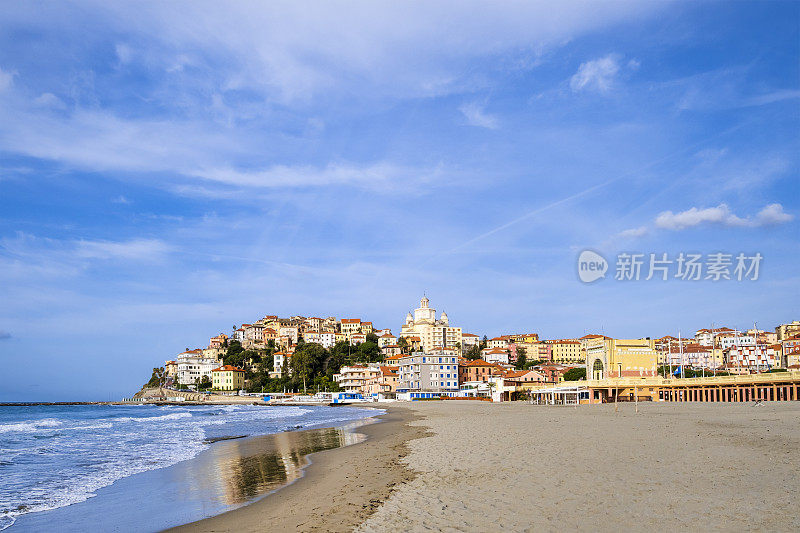 Spiaggia d'Oro - Imperia的黄金海滩，背景是波尔图毛里齐奥区